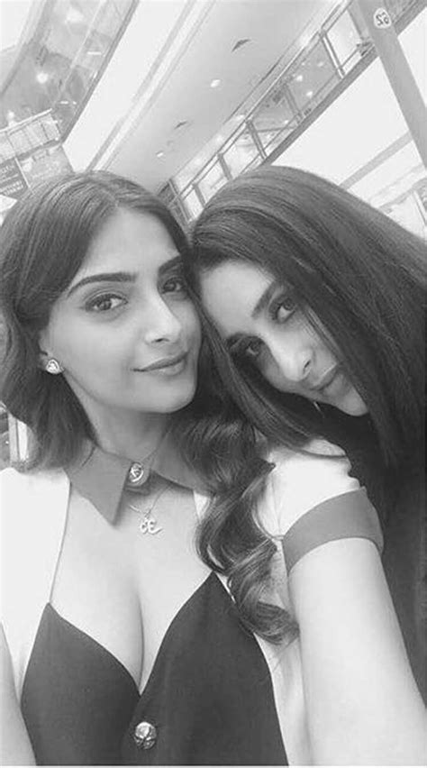 sonam with kareena kapoor on sets of veere di wedding | Veere Di ...