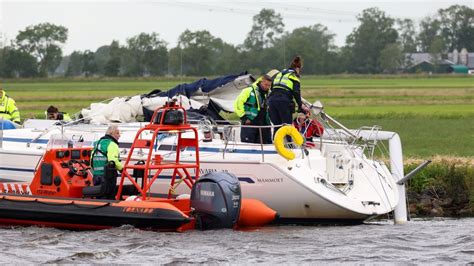 Boot Vaart Tegen Spoorbrug Grou Twee Gewonden Door Afgebroken Mast