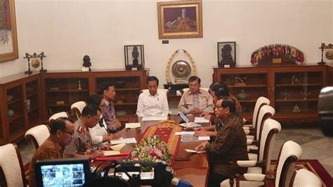 Bahas Papua Presiden Jokowi Rapat Terbatas Panggil Wapres Jk Wiranto