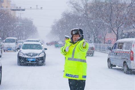 第一场雪降临平度 交警全警上路执勤保畅通