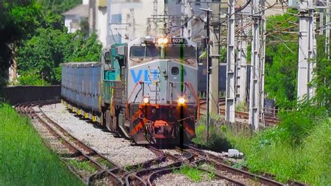 Trem De Celulose Carregado E Tanqueiro Vazio Passando No Bairro