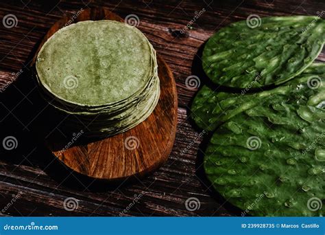 Tortillas Mexicanas Hechas Con Nopal En Color Verde Vegetal Sano Y