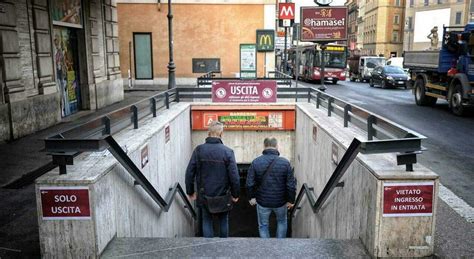 Roma Furti E Scippi In Metro A Barberini Scoppia La Maxirissa Tra