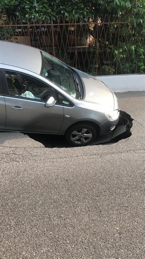 Casalpusterlengo Si Apre Voragine Nella Strada Auto Sprofonda Nell