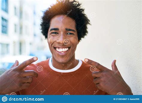 Joven Y Guapo Hombre Afroamericano Vestido Con Ropa Informal Sonriendo