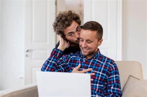 Alegre Joven Pareja Gay Sentados Juntos Dos Afectuosos Amantes