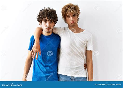 Jovem Casal Gay Se Unindo Sobre O Fundo Isolado Deprimido E Se Preocupando O Choro Zangado E