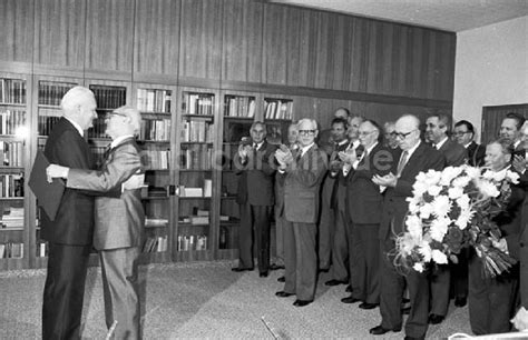 DDR Fotoarchiv Berlin 08 10 1986 Erich Honecker gratuliert Günter