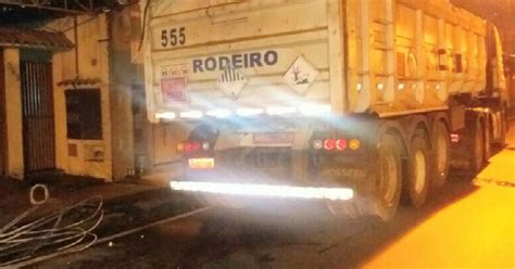 G1 Caminhão derruba postes e interdita BR 393 em Volta Redonda RJ