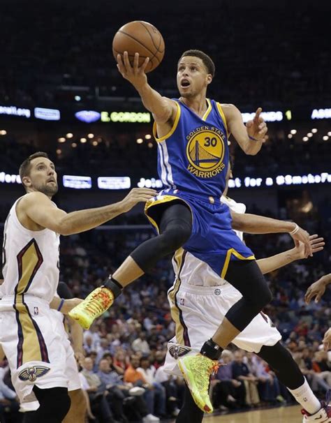 Un brillante Stephen Curry rompe su propio récord de triples en NBA