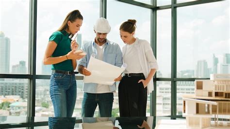 El Equipo De Ingenieros Habla Sobre El Dise O Mientras El Gerente Se