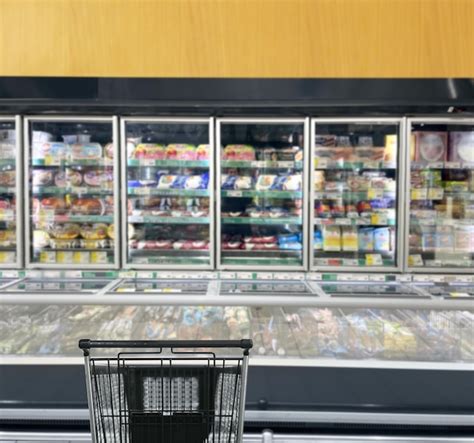 Premium Photo | Empty grocery cart in an empty supermarket