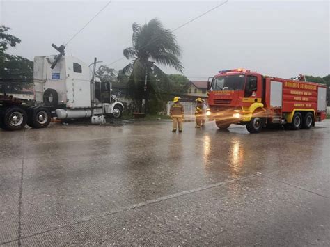 Muere conductor en accidente de rastra al chocar contra poste en Cortés