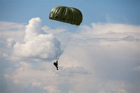 Paraquedista Na Guerra Foto De Stock Imagem De Humano 54241494