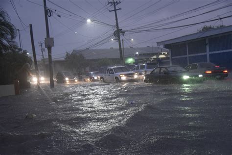 Lluvias provocan inundaciones momentáneas en calles y avenidas de Santiago