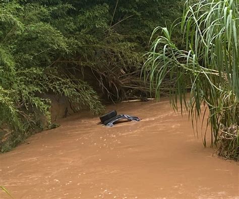 Motorista morre após carro cair dentro de rio na RJ 125 em Paty do