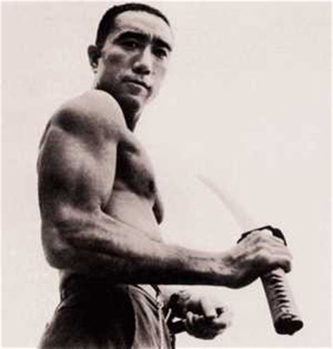 Мисима Юкио (1925–1970) — писатель. Настоящее имя — Хираока Кимитакэ.