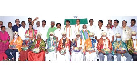 Congress felicitates freedom fighters - Star of Mysore