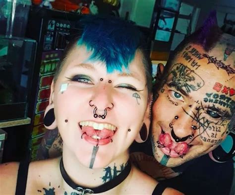 Ce Couple A Au Total Tatouages Et Piercings