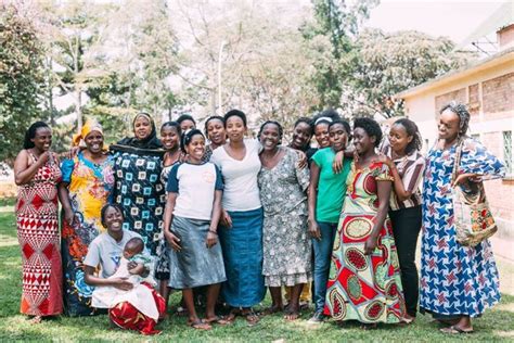 Un grupo de mujeres hutus y tutsis rompen el tabú que les prohibía