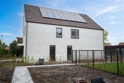 Eigentijds Nieuwbouwproject Van 8 Woningen Brons Kleurig