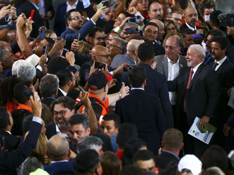 Lula cria grupo para estudar política de valorização e diz que mínimo