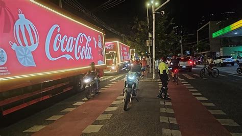 Caravana de Natal caminhões da Coca Cola percorre ruas de João