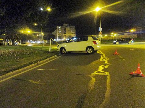 Empotra Su Coche Contra La Farola De Una Rotonda De Badajoz