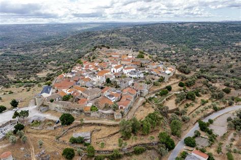 Vista A Rea Da Aldeia Hist Rica De Castelo Mendo Em Portugal Imagem De