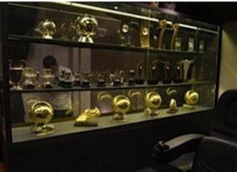 La Sala De Trofeos De La Casa De Lionel Messi Nada Mal Salas De