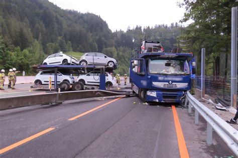 Mehrstündige Bergeaktion nach schwerem Lkw Unfall im Baustellenbreich