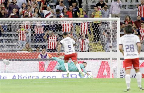 Atlas da una lección de futbol a Chivas y gana 1 0 en la ida de cuartos