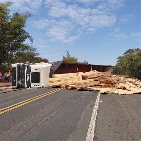 Carreta carregada de madeira tomba na BR 153 Bauru e Marília G1