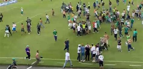 Torcida Invade Campo Na Col Mbia E Agride T Cnico E Jogadores Veja