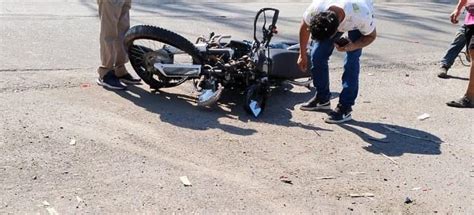 Motociclista Choca Contra Autom Vil En Calles De Tierra Blanca