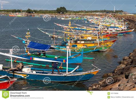 Barcos De Pesca De Madera Tradicionales En La Isla De Bali Imagen De