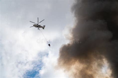 O Helic Ptero Do Salvamento Deixa Cair A Gua Extingue O Fogo Foto De