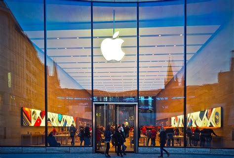 Apple Becomes First Publicly Traded Company To Hit Usd 3 Trillion