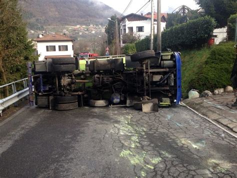 Camion Carico Di Gas Si Ribalta Pompieri Specializzati Da Milano