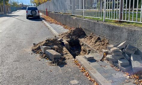 FOTO ȘTIREA TA Un trotuar din Alba Iulia spart la o lună de la