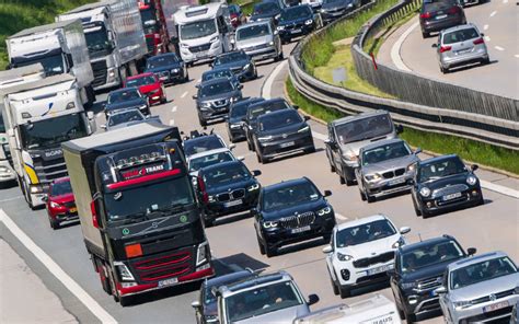 Stau auf der Autobahn Diese Regeln und Verbote müssen Sie beachten