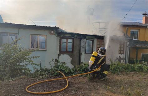 Un incendio destruye cuatro viviendas en Villalibre y causa daños en