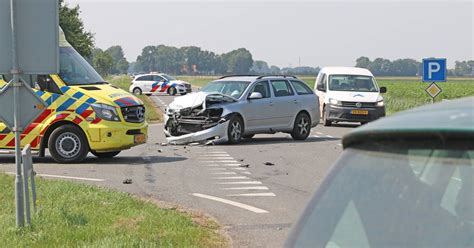 Autos Botsen Op Kruising Tussen Ens En Kraggenburg één Persoon Gewond