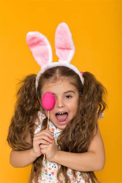 Menina Bonito As Orelhas Do Coelhinho Da P Scoa Que Guardam Ovos