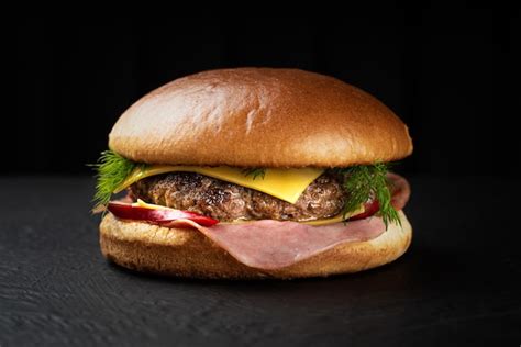 La Hamburguesa Con Queso De Patata Con Un Relleno Picante De Queso