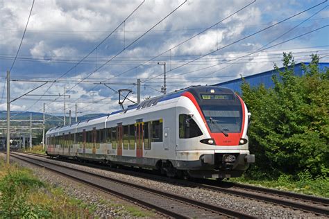 Rabe Auf Der S F Hrt Am Richtung Bahnhof Itingen