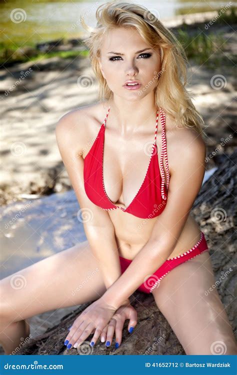 Mujer Rubia Hermosa En Bikini Rojo Foto De Archivo Imagen De Muchacha