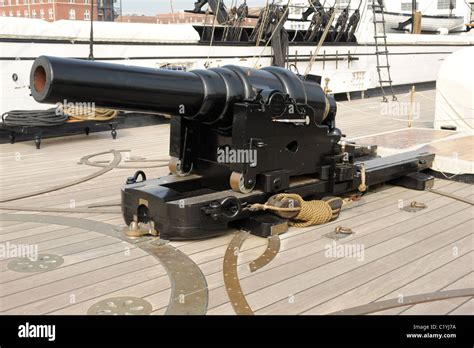 Naval cannon hi-res stock photography and images - Alamy