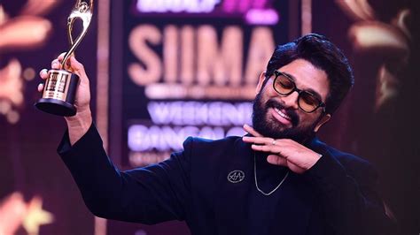 SIIMA 2022: Allu Arjun accepts Best Actor Award in Pushpa Raj style ...