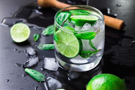 C Ctel De Mojito Con Las Hojas De La Cal Y De Menta Foto De Archivo